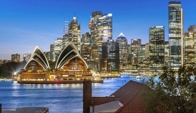 Spacious Kirribilli Penthouse - Spectacular Harbour Bridge and Opera House Views