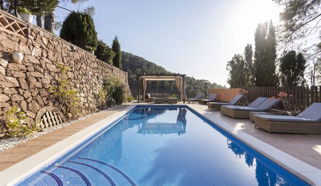 Spacious Luxury Villa with Heated Pool, A/C, Near Barcelona, Vineyards & Golf