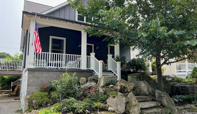 Spacious Lakeside cottage - Sleeps 16 - steps to Pool, Fitness, & Pickleball