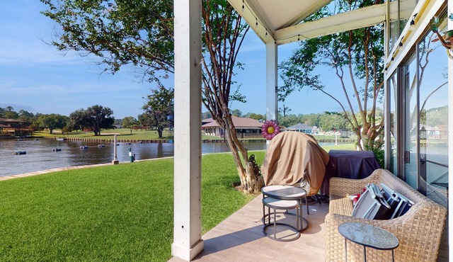 Spacious Lake Front Condo, Fish Right Outside the Back Patio