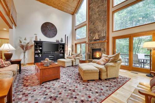 Spacious Lake Front Winter Retreat! Less than 10 Min to Big Boulder!