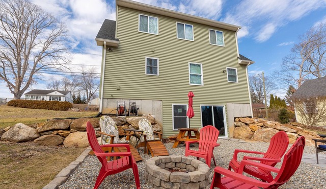 Spacious Lake Hayward Cottage