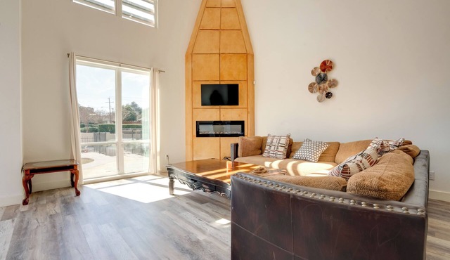 Spacious Lake Highland Townhome W/Pool!