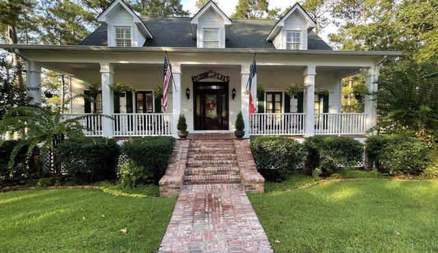 Spacious Lake House with Sam Rayburn Water Frontage