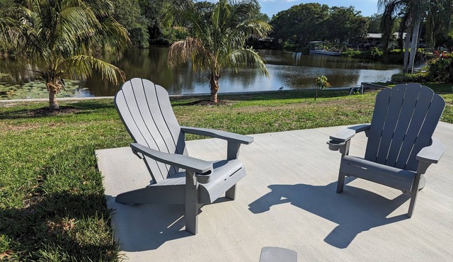 Spacious Lake House retreat located in Clearwater FL, near beaches & shopping.