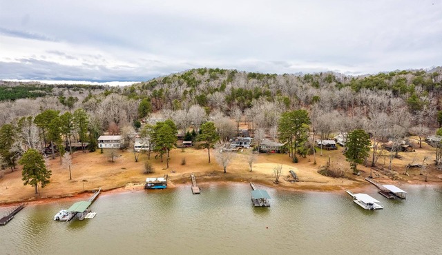 Spacious Lake House Retreat!