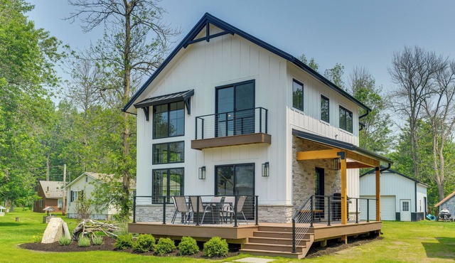 Spacious Lake Ontario Getaway: Steps to Beach!