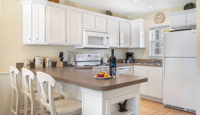 Spacious Lake-Access Condo with Screened Porch, Outdoor Pool & Free Daily Tickets