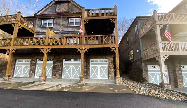 Spacious lake view townhouse w/free attraction tickets & furnished deck