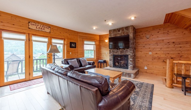 Spacious Lake Villa w/Woodsy Charm