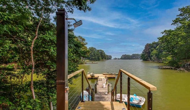 Spacious Lakefront Cottage w/ Private Pier
