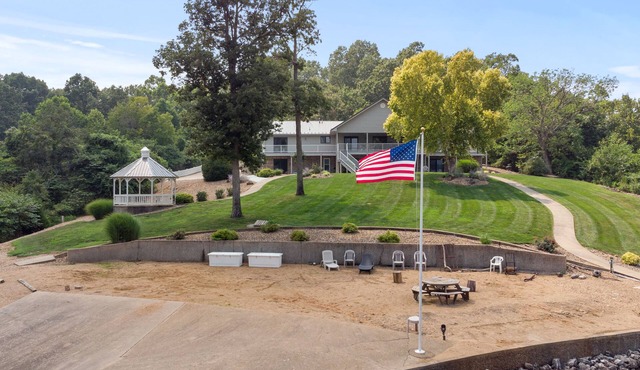 Spacious Lakefront Retreat 6BR, 7BA Private Dock Perfect for Family Reunions