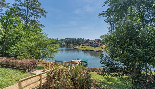 Spacious Lakefront house! Deep water. Great location!