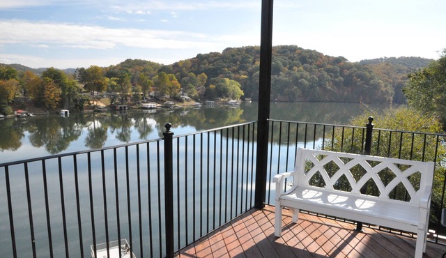 Spacious lakefront 2BR apt, J1772 EVchrg. Short term or exec. rental. NO CHORES.