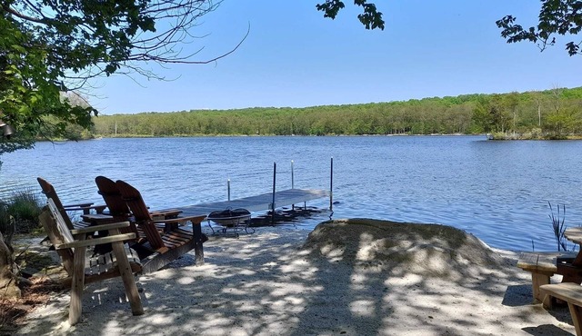 Spacious Lakefront 4 bedroom, 2 bath Mountain Retreat with Private Beach, Kayaks