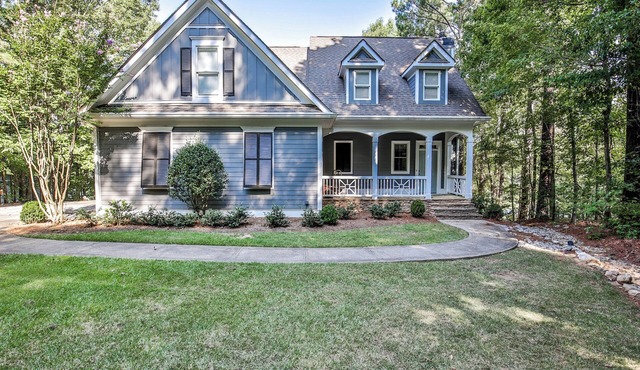Spacious Lakefront 5-bedroom house in charming Greensboro