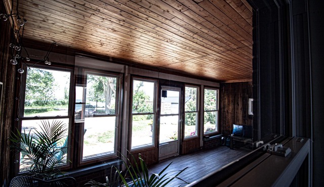 Spacious Lakefront Cottage near Point Pelee - Hot Tub + Yard + Pet Friendly