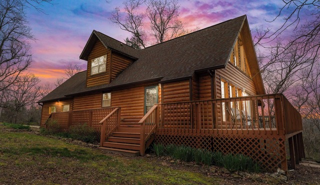 Spacious Lakefront Cabin with bunkroom