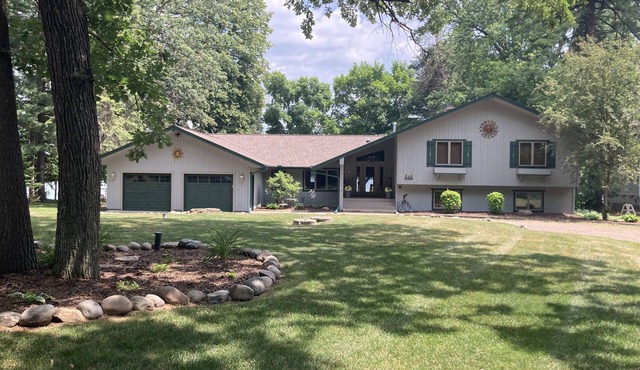 Spacious lakefront cabin, perfect for your family get-a-way