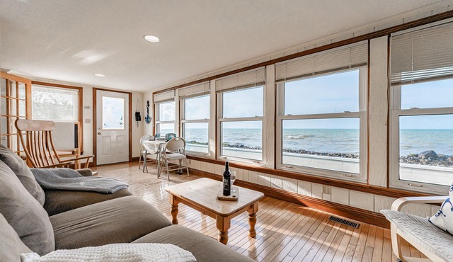 Spacious Lakefront 4 Bedroom