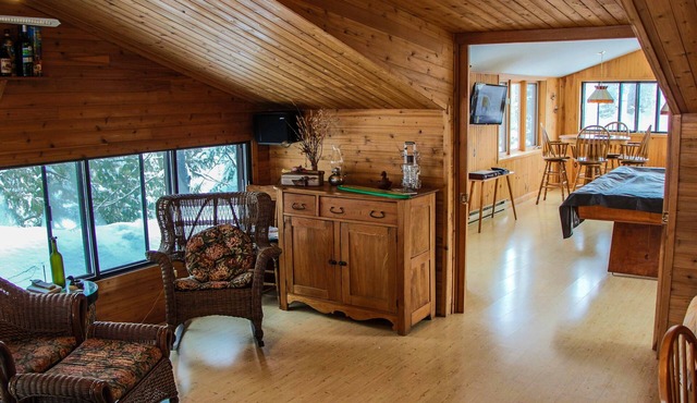 Spacious Lakefront Cottage