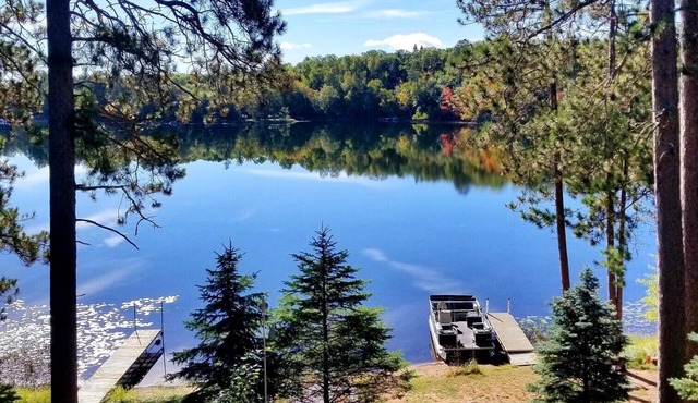 Spacious lakefront cabin on beautiful sand bottom Leader Lake.