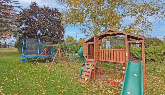 Spacious Lakefront Cottage !