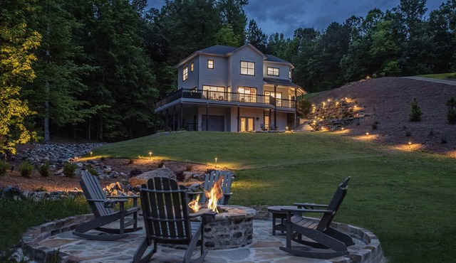 Spacious Lakefront Escape – 6BR, 4.5BA, Big Yard, Calm Waters