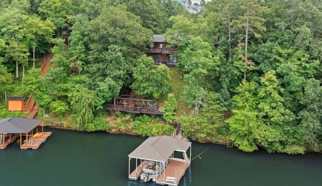 Spacious Lakefront *Gem* Pet & Family Friendly
