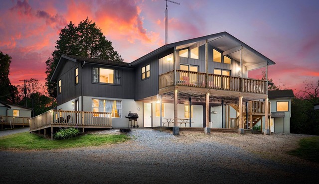 Spacious Lakefront Getaway for 9, Pet-Friendly 3BR/2BA Cottage + Free Boat Slip!