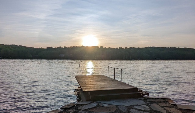 Spacious lakefront home w/deck, firepit, and pergola in Hideout gated community