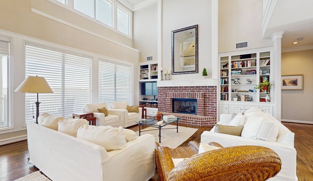 Spacious lakefront house with full kitchen, patio, balcony & private hot tub