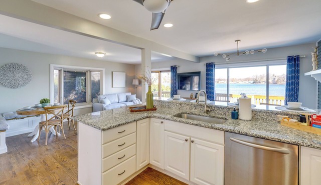 Spacious Lakefront Home in White Lake w/Hot Tub!