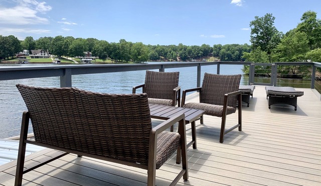 Spacious Lakefront Home, Amazing Views, Nice Dock, Sleeps 20 comfortably-Private