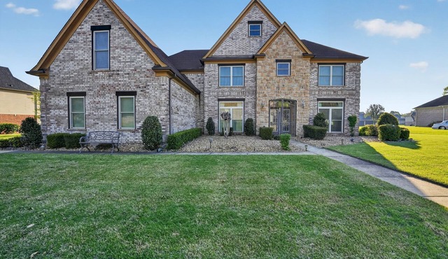 Spacious Lakefront Home | Memphis Retreat