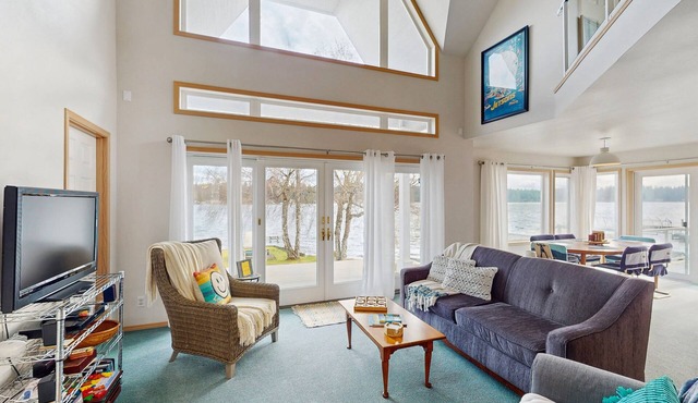 Spacious lakefront house with private dock, hot tub and firepit