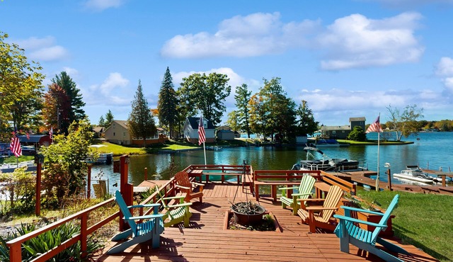 Spacious lakefront house with private dock, wifi + kayaks