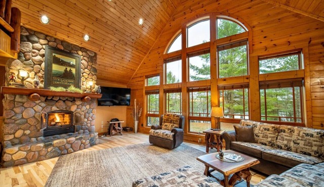 Spacious Lakefront Lodge, Kayaks/Canoes Included! Pet Friendly!