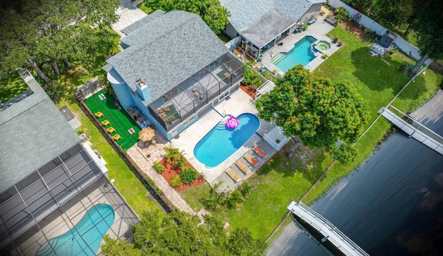 Spacious Lakefront pool retreat in Clearwater - 20 min to beaches