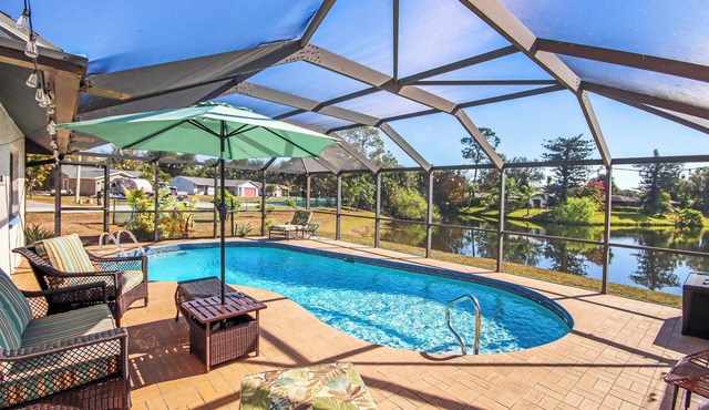 Spacious lakefront pool home in North Fort Myers - Horizon Oasis