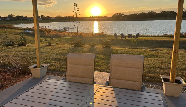 Spacious Lakefront Retreat |Fire Table, Screen Patio, Sunset Views |Near Legoland & Bok Tower Garden
