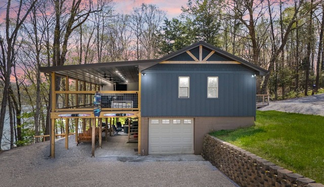 Spacious Lakefront Retreat with Private dock for swimming and fishing. Sleeps 14