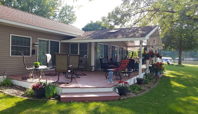 Spacious Lakefront Retreat. 3 Bedroom, 2 Bath Ranch Home 30 ft from the water.