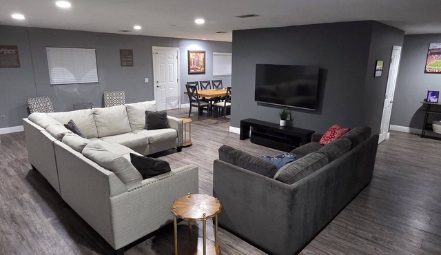 Spacious Lakefront Retreat-4BR/2BA, Pool Huge Back Yard Canoe & PetsOK