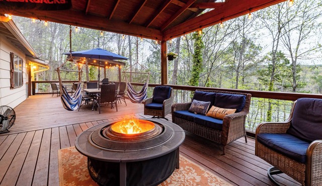 Spacious Lakefront Retreat w/Hot Tub & Guesthouse