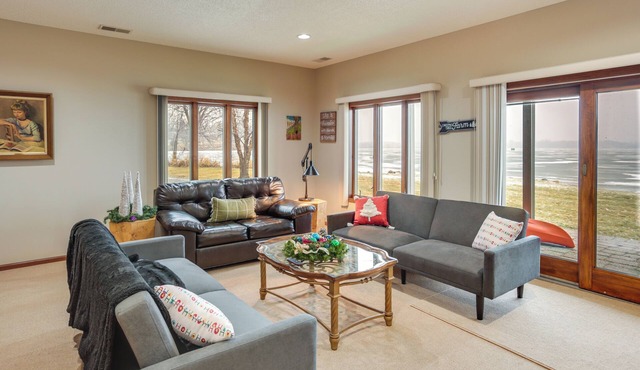Spacious Lakefront Home w/Spectacular Views!