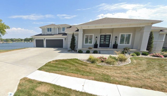 Spacious Lakefront Retreat with Patio, 5 bedroom bath & 25 Minutes to Arrowhead