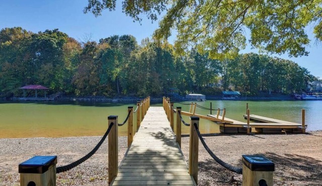 Spacious Lakefront Retreat, Enjoy Dock and Pool