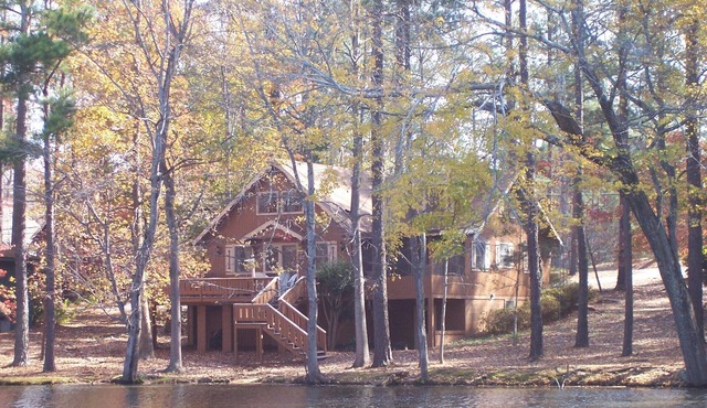 Spacious Lakefront Chalet Near Callaway, Many Amenities