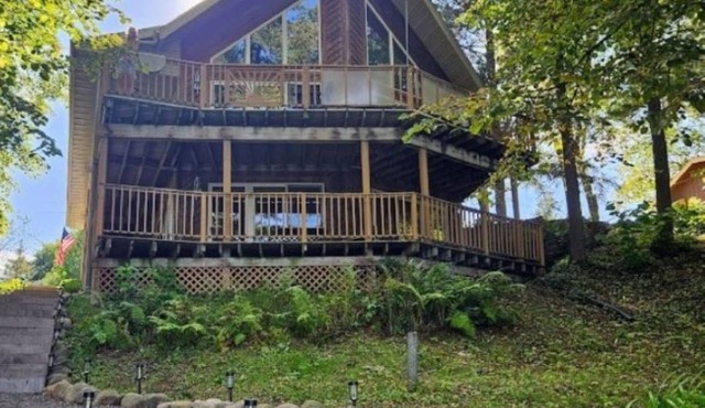 Spacious Lakefront Getaway-3BR+Loft, private dock, kayaks/canoe & cozy Fire Pit.
